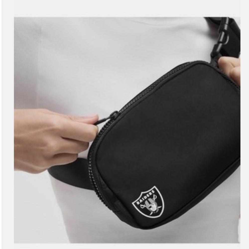 Lululemon everywhere belt bag, Raiders